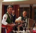 03 Beim Dinner bringen spielen wir Lieder aus unserer Heimat...